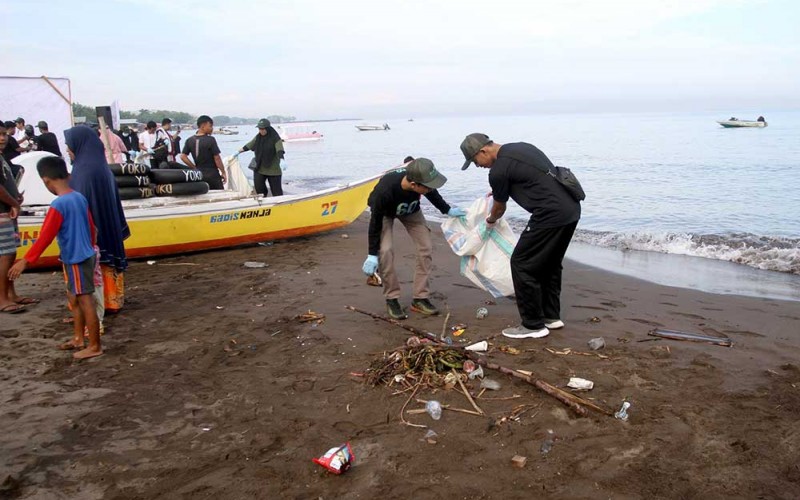 Aksi bersih pantai dari sampah pelastik di Pantai Tanjung Bayang Makassar, Sulawesi Selatan, Sabtu (10/6/2023). Aksi bersih pantai yang diadakan oleh PT PLN (Persero) Regional Makassar dukungan hari lingkungan hidup bersama sejumlah komunitas penggiat lingkungan di Makassar diikuti lebih dari 700 peserta. Bisnis/Paulus Tandi Bone