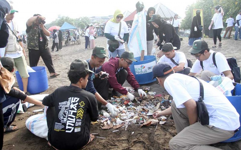 Aksi bersih pantai dari sampah pelastik di Pantai Tanjung Bayang Makassar, Sulawesi Selatan, Sabtu (10/6/2023). Aksi bersih pantai yang diadakan oleh PT PLN (Persero) Regional Makassar dukungan hari lingkungan hidup bersama sejumlah komunitas penggiat lingkungan di Makassar diikuti lebih dari 700 peserta. Bisnis/Paulus Tandi Bone