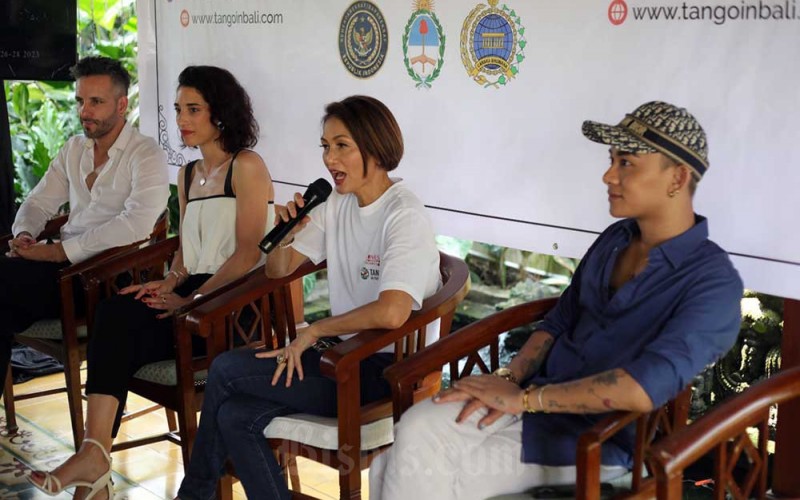 Ketua pelaksana a week Tango in Bali Ratih Soe Kosasie (kedua kanan), didampingi Desainer Kiki Adam (kanan), Penari Tango Asal Argentina Virginia Vasconi (kedua kiri) dan Juan Cupini memberikan keterangan pers jelang perhelatan "a week Tango in Bali" di Jakarta, Sabtu (10/6/2023). Puluhan pasang penari tango dari 16 Negara kembali akan menunjukkan penampilan terbaik pada perhelatan Indonesia Championship Preliminaries (ICP) 2023 yang akan diselenggarakan bersamaan dengan perhelatan Tango in Paradise (TIP) ke-10 di Bali. Kedua perhelatan tersebut diselenggarakan pada 23-28 Juni mendatang.