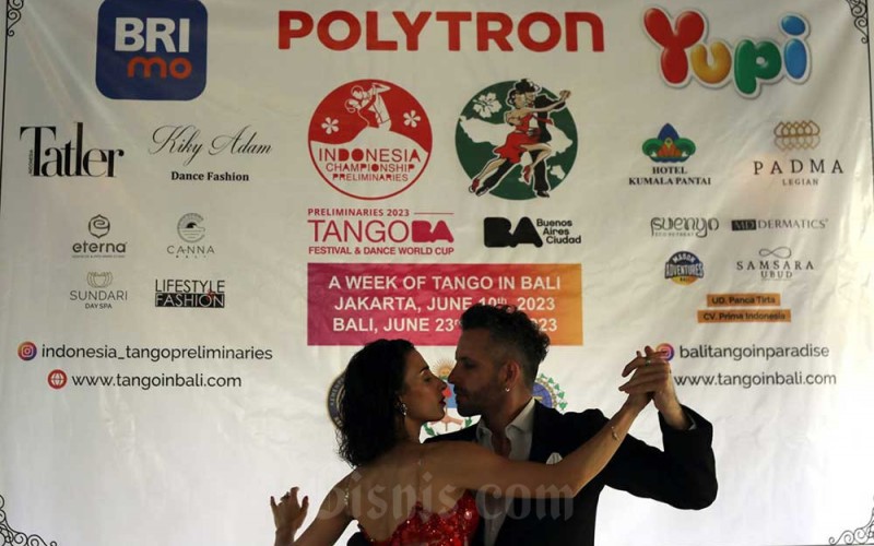 Penari menampilkan tarian Tanggo seusai memberikan keterangan pers jelang perhelatan "a week Tango in Bali" di Jakarta, Sabtu (10/6/2023). Puluhan pasang penari tango dari 16 Negara kembali akan menunjukkan penampilan terbaik pada perhelatan Indonesia Championship Preliminaries (ICP) 2023 yang akan diselenggarakan bersamaan dengan perhelatan Tango in Paradise (TIP) ke-10 di Bali. Kedua perhelatan tersebut diselenggarakan pada 23-28 Juni mendatang.