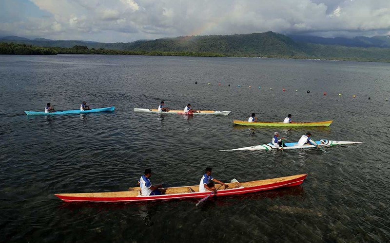 Sejumlah peserta beradu kecepatan dalam lomba dayung perahu di Teluk Jailolo, Kabupaten Halmahera Barat, Maluku Utara, Sabtu (10/6/2023). Lomba yang diikuti 20 tim dari berbagai daerah di Jailolo tersebut dalam rangka memeriahkan Festival Teluk Jailolo ke-14 sekaligus untuk mempromosikan potensi wisata bahari di wilayah itu. ANTARA FOTO/Andri Saputra