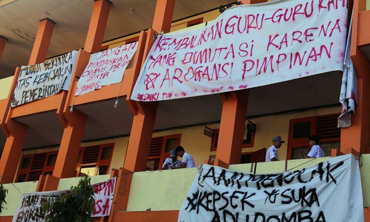 Siswa SMK N 1 Ternate Unjuk Rasa Menolak Pengaktifan Kembali Kepala Sekolah 