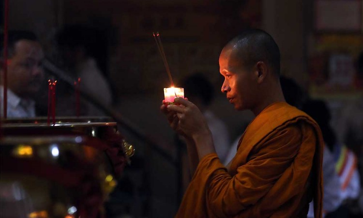 Umat Buddha Menata Llili Berbentuk Bunga Teratai Saat Perayaan Tri Suci Waisak 2567 di Aceh