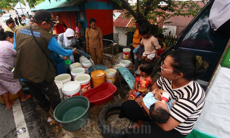 Distribusi Air Bersih ke Lokasi Dampak El Nino di Sumatra Barat