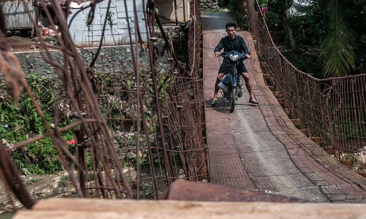 Jembatan Gantung di Lebak Banten Rusak Parah