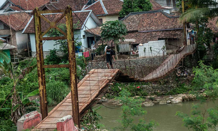 Jembatan Gantung di Lebak Banten Rusak Parah