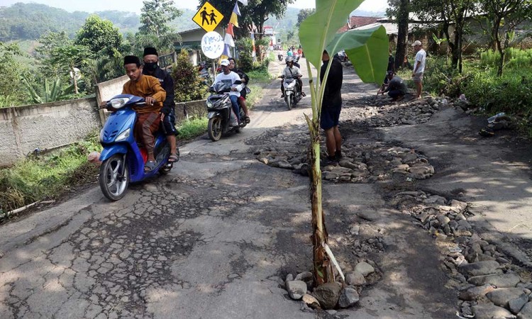 Jalan Akses Ke Tempat Wisata di Cianjur Rusak Parah