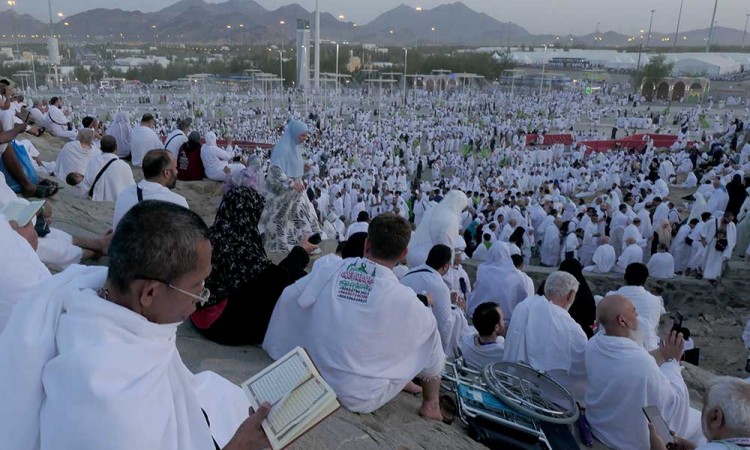 Jutaan Umat Muslim Melaksanakan Wukuf di Padang Arafah