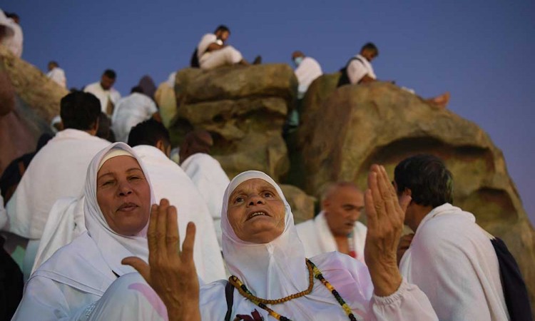 Jutaan Umat Muslim Melaksanakan Wukuf di Padang Arafah