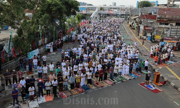 Ratusan Warga Gelar Salat Idul Adha di Jalanan Kampung Melayu Jakarta