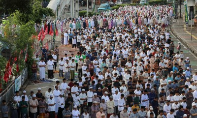 Ratusan Warga Gelar Salat Idul Adha di Jalanan Kampung Melayu Jakarta