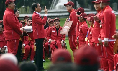 Presiden Joko Widodo Serahkan Bonus Kepada Kontingen ASEAN Para Games