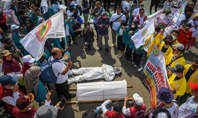Tenaga Medis Lakukan Aksi Treatikal Saat Unjuk Rasa Menolak RUU Kesehatan di DPR