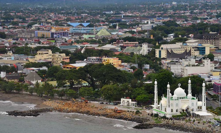 Kementerian PUPR Melakukan Penanganan Abrasi di Pantai Padang