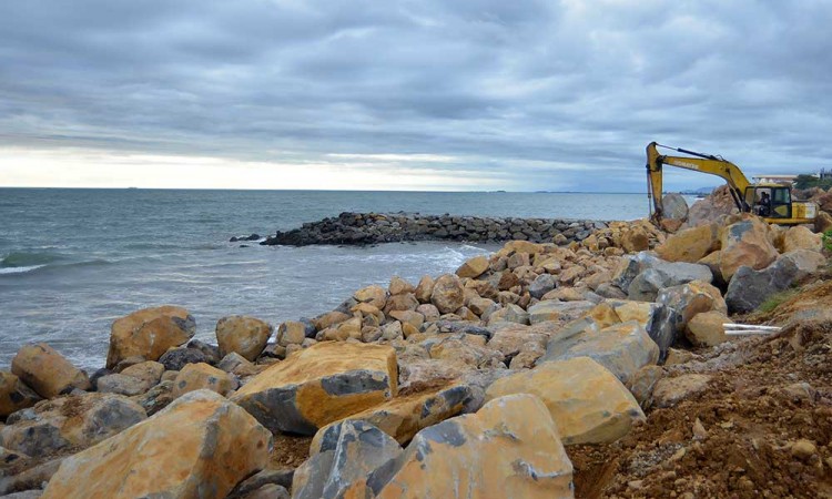 Kementerian PUPR Melakukan Penanganan Abrasi di Pantai Padang