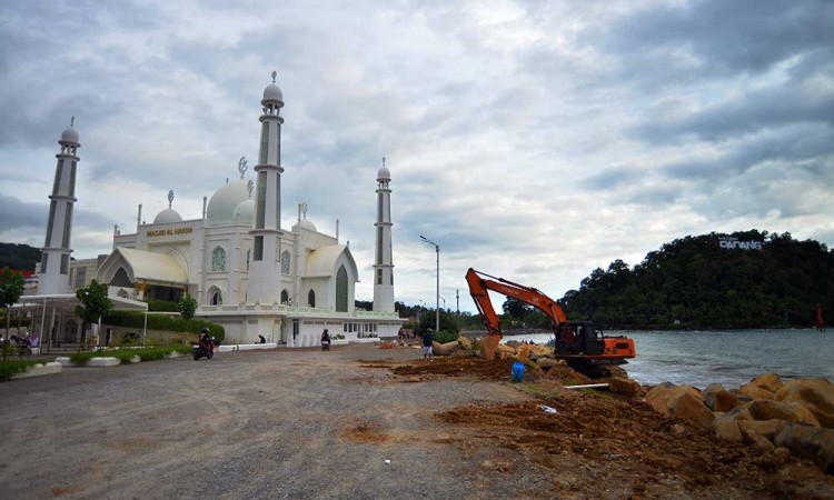 Kementerian PUPR Melakukan Penanganan Abrasi di Pantai Padang
