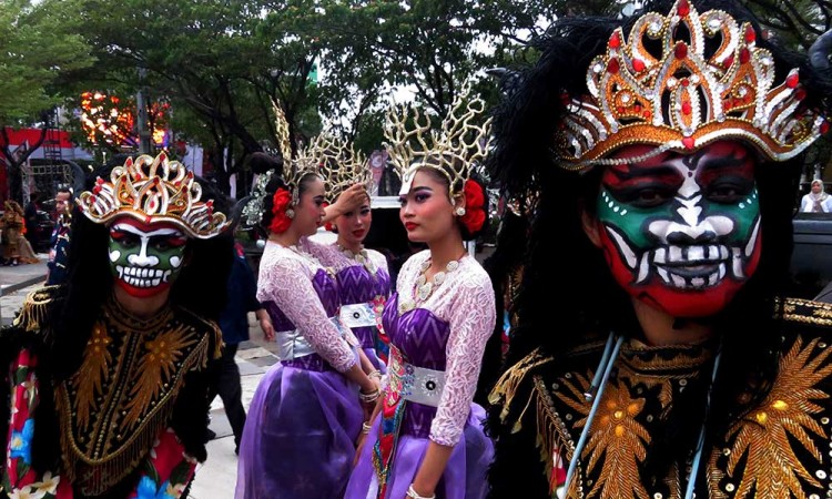 Atraksi Seni dan Budaya di Anjungan Pantai Losari Makassar