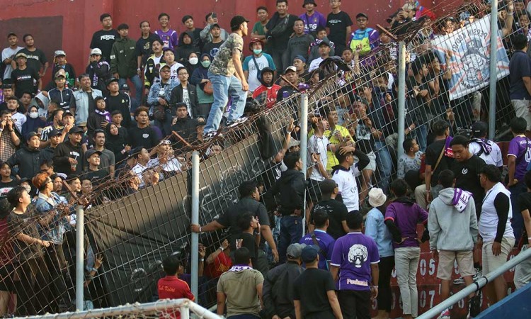Kerusuhan Antarsuporter Terjadi Saat Persik Kediri Menjamu Arema FC