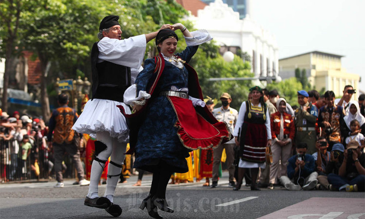 Parade Surabaya Cross Culture International Folk Art Festival