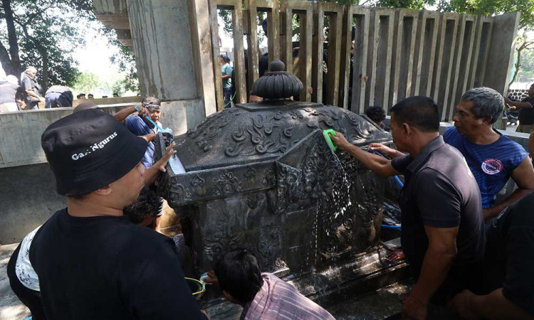 Tradisi Membersihkan Batu Manik di Petilasan Raja Kediri 