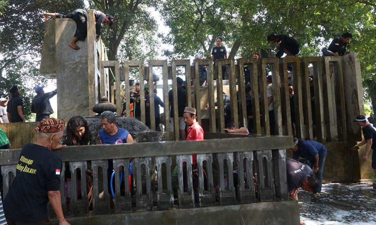 Tradisi Membersihkan Batu Manik di Petilasan Raja Kediri 