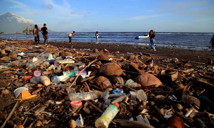 Pantai Kastela di Kota Ternate Maluku Utara Dipenuhi Sampah