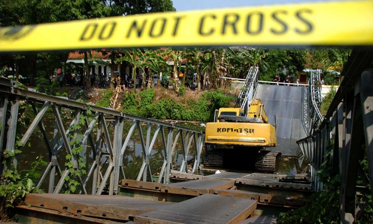 Jembatan Darurat di Tegal Ambruk Akibat Dilewati Alat Berat