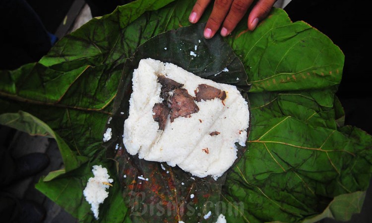 Tradisi Bagi Nasi Jangkrik di Kudus