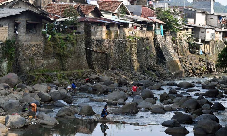 Debit Air Sungai Ciliwung Bogor Menyusut