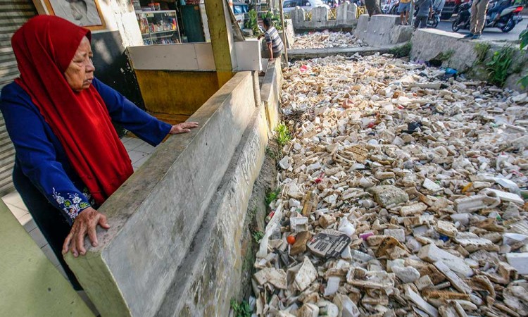 Kali Krukuk di Depok Dipenuhi Sampah Plastik