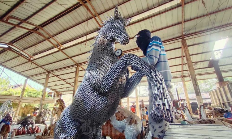Pembuatan Patung Timboel Keramik Kasongan di Yogyakarta