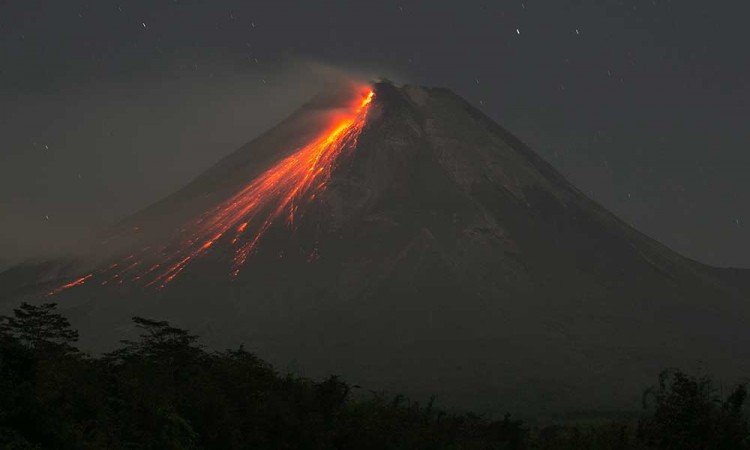 Gunung Merapi Muntahkan Lava Pijar Hingga Puluhan Kali Dalam Sehari