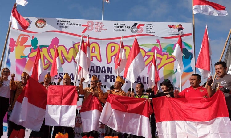 Pembagian Bendera Merah Putih di Bali