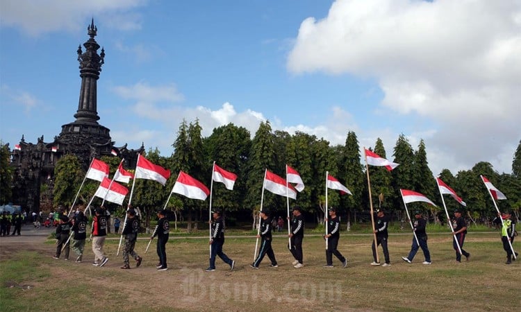 Pembagian Bendera Merah Putih di Bali