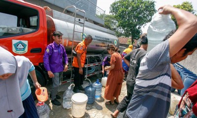 Warga di Bogor Mengantre Air Bersih Yang Dibagikan BPBD Kabupaten Bogor