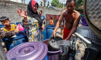 Warga di Bogor Mengantre Air Bersih Yang Dibagikan BPBD Kabupaten Bogor
