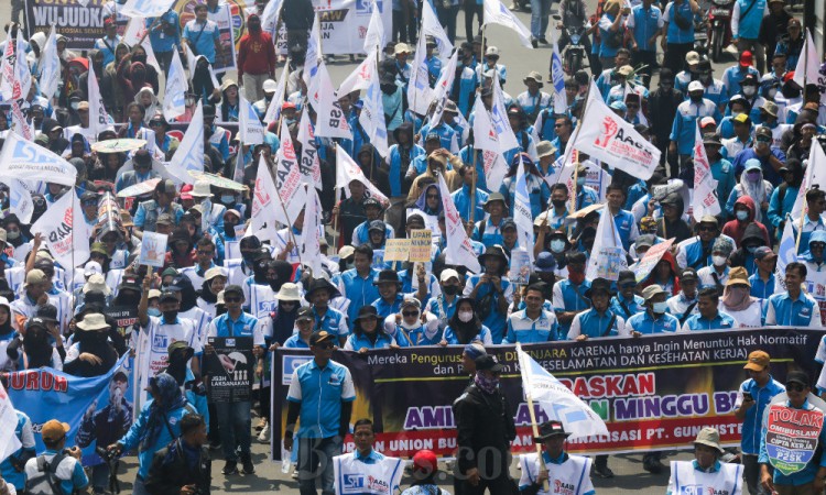Buruh Lakukan Long March di Jakarta Untuk Mencabut UU Cipta Kerja