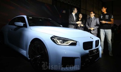 President Director, BMW Group Indonesia Ramesh Divyanathan (tengah) berbincang dengan Vice President Sales and Network Development BMW Group Indonesia Bayu Riyanto (kiri) dan Director of Communications BMW Group Indonesia Jodie O\'tania (kanan) disela-sel