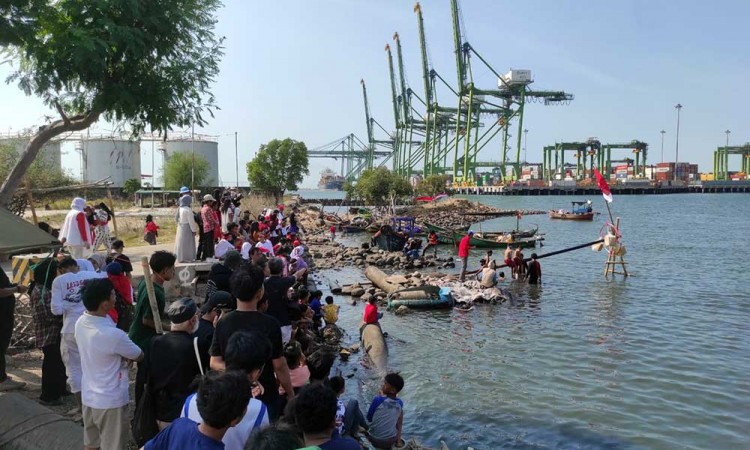 Anak-anak Nelayan Pesisir Utara Jakarta Bersuka Cita Rayakan HUT Ke-78 Kemerdekaan RI
