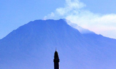 Api Membakar Kawasan Gunung Merapi Ungup-Ungup di Banyuwangi