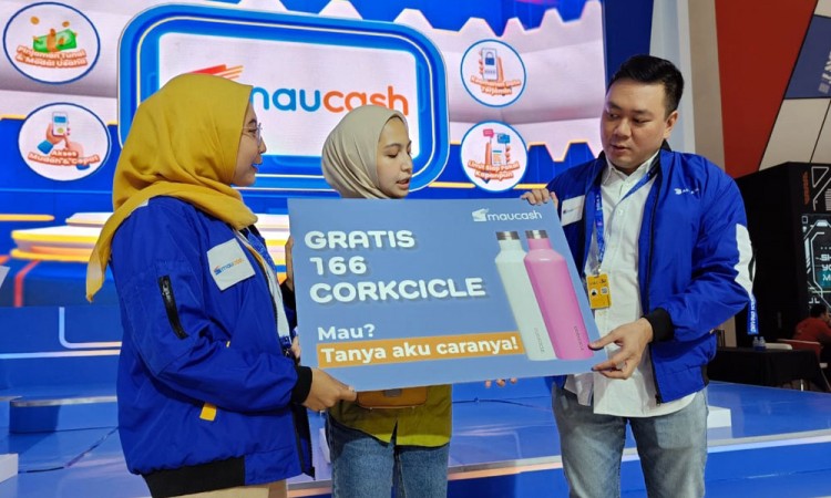 Pengunjung di GIIAS 2023 Mendapatkan Tumbler Corkcicle dari Maucash