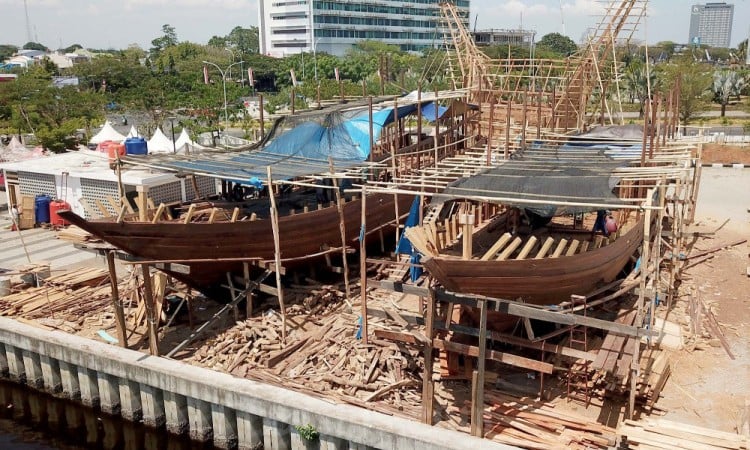 Wisata Edukasi Pembuatan Kapal Pinisi dan Rumah Toraja di Kawasan Pantai Losari Makassar