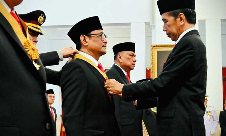 Ari Dwipayana dan Sukardi Rinakit Dianugerahi Bintang Jasa Utama atas Jasanya Sebagai Tim Komunikasi Presiden