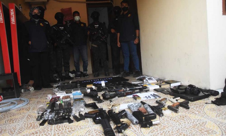 Densus 88 Geledah Rumah Terduga Teroris di Bekasi