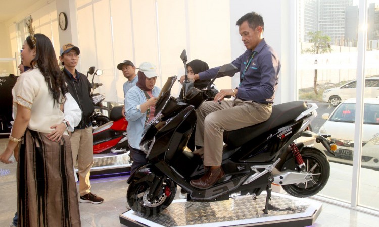 Sepeda Motor Listrik United Buka Store di Makassar