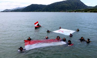 Pengibaran Bendera Merah Putih di Laut Pulau Sumatra