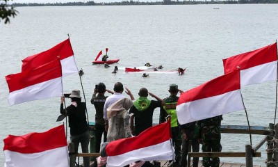 Pengibaran Bendera Merah Putih di Laut Pulau Sumatra