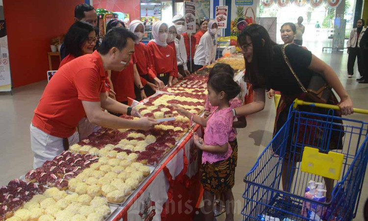 Meriahkan Kemerdekaan, Hypermart Gelar Mini Donat Terpanjang