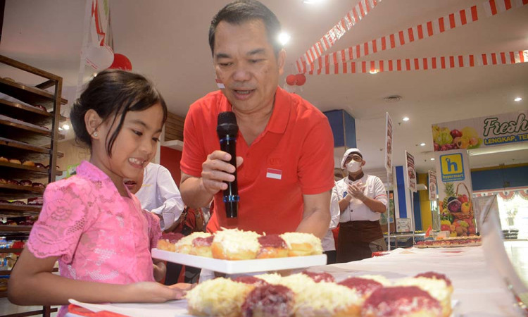 Meriahkan Kemerdekaan, Hypermart Gelar Mini Donat Terpanjang