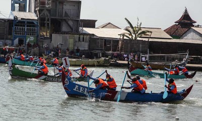 Nelayan di Semarang Ikuti Lomba Dayung Perahu Tradisional 